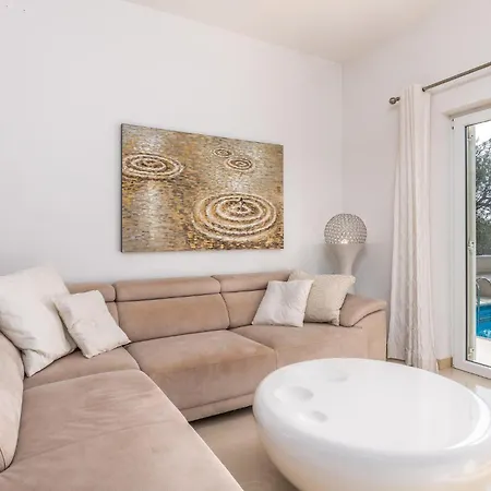 Beautiful Home In Martinscica With Wifi *