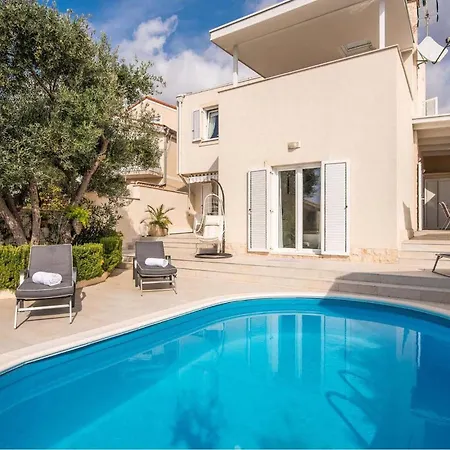 Holiday home Beautiful Home In Martinscica With Wifi