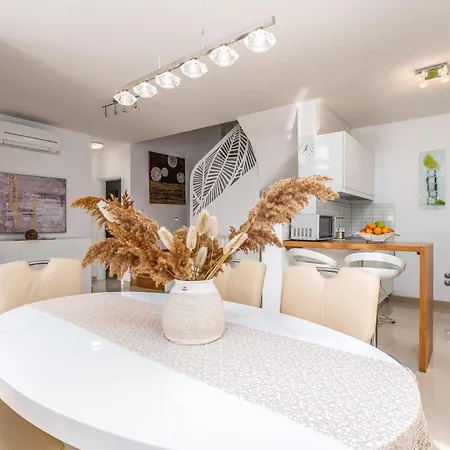 Beautiful Home In Martinscica With Wifi Holiday home