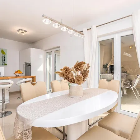 Beautiful Home In Martinscica With Wifi Holiday home Martinscica (Cres)