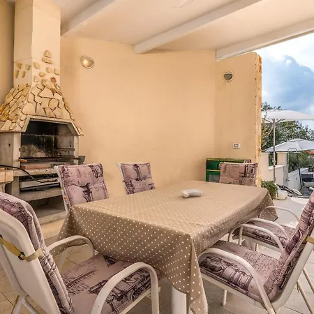 Beautiful Home In Martinscica With Wifi * Martinscica (Cres)
