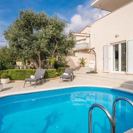 Beautiful Home In Martinscica With Wifi