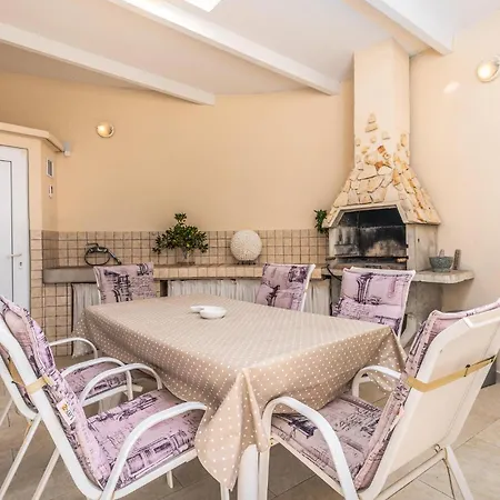 Beautiful Home In Martinscica With Wifi Holiday home *