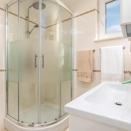 Beautiful Home In Martinscica With Wifi