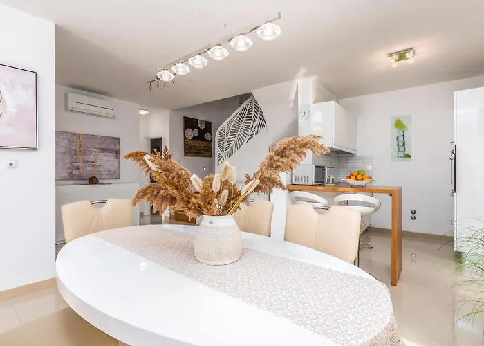 Amazing Home In Martinscica Vikendica