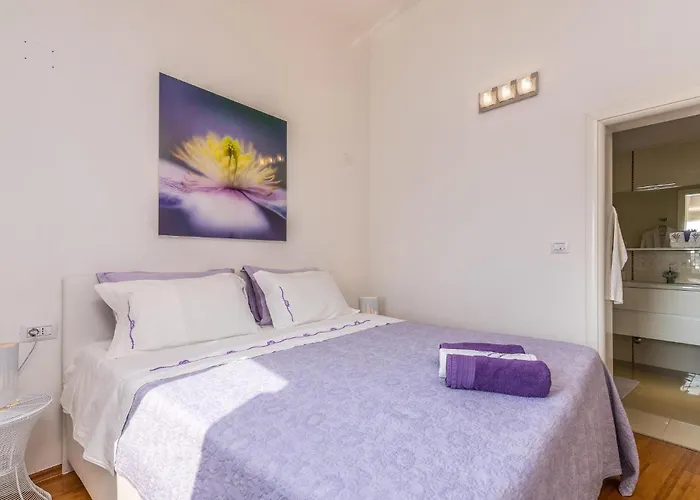 Amazing Home In Martinscica Vikendica